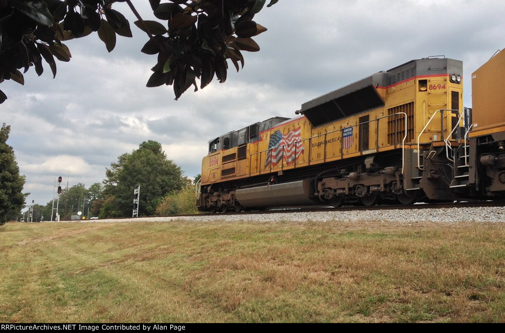 UP 8694 waits for green